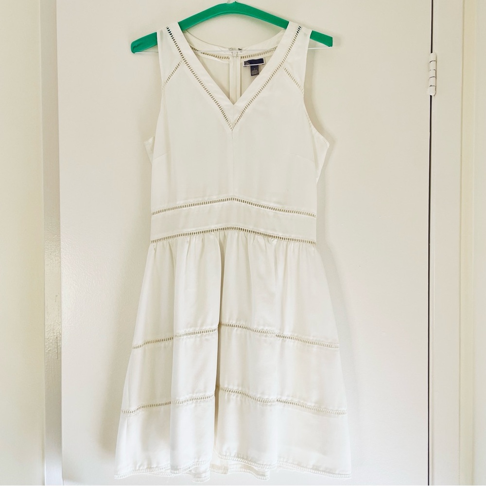 Chelsea28 Cream/Off-White V-Neck Dress